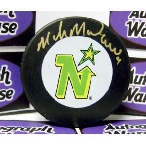  Mike Modano Autographed Puck   Autographed NHL Pucks 