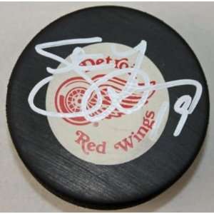   WINGS STEVE YZERMAN SIGNED AUTH HOCKEY PUCK JSA Sports Collectibles