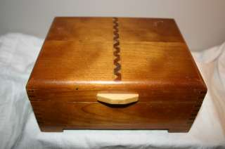 Old Solid Wood Inlaid Comb Jointed Hinged Lidded Gentlemans Box 7.50 