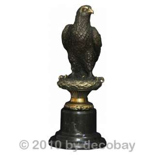 Brauner Adler Nachbildung aus Bronze auf rundem Sockel. Stolze Bronze 