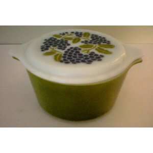 VINTAGE Pyrex 1 Qt. Green Handled Casserole with Lid    Purple Grapes 