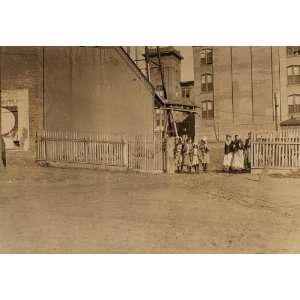  1908 child labor photo Newberry Mills, (S.C.) Noon hour 